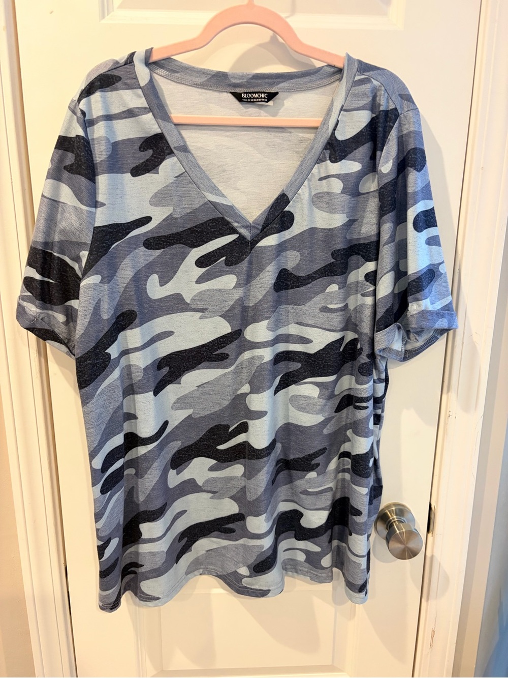 BloomChic Women's Blue & Gray Camo V-Neck Short Sleeve Tee Size 22/24